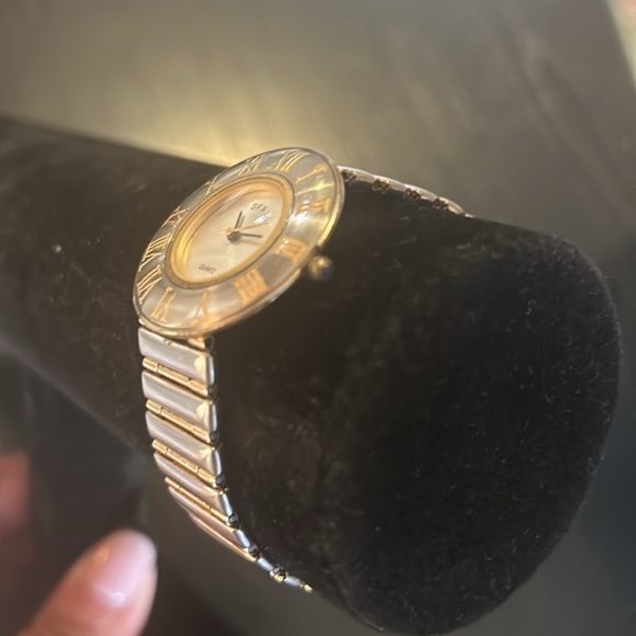 Saks Fifth Avenue, two tone vintage watch. Pre-loved in good condition. - Picture 4 of 6